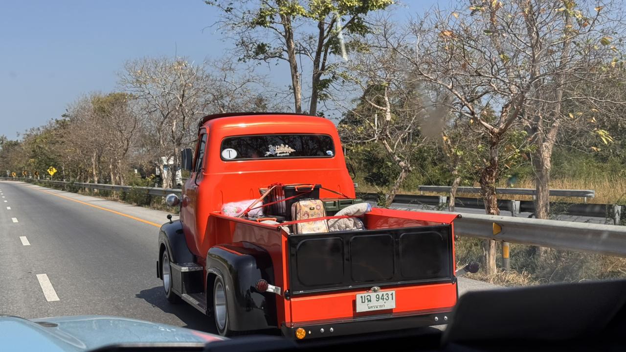 只应该在汽车总动员出现的车型
竟然会在泰国🇹🇭路上遇到
更离谱的是
他们开着