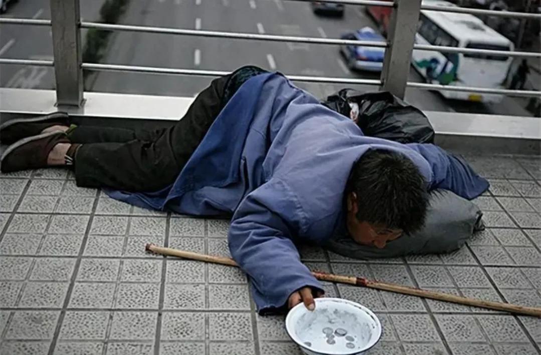 过去乞丐乞讨跟现在新型网红乞丐乞讨对比，传统文化，日常分享。乞丐 传统文化 流浪