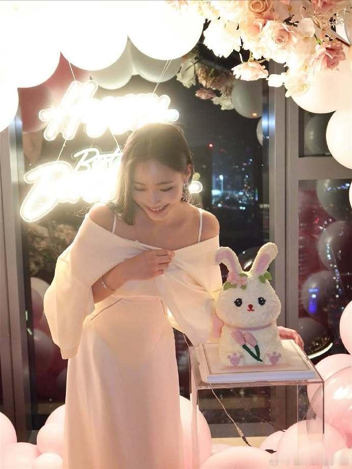 小S二女儿Lily晒18岁生日照 