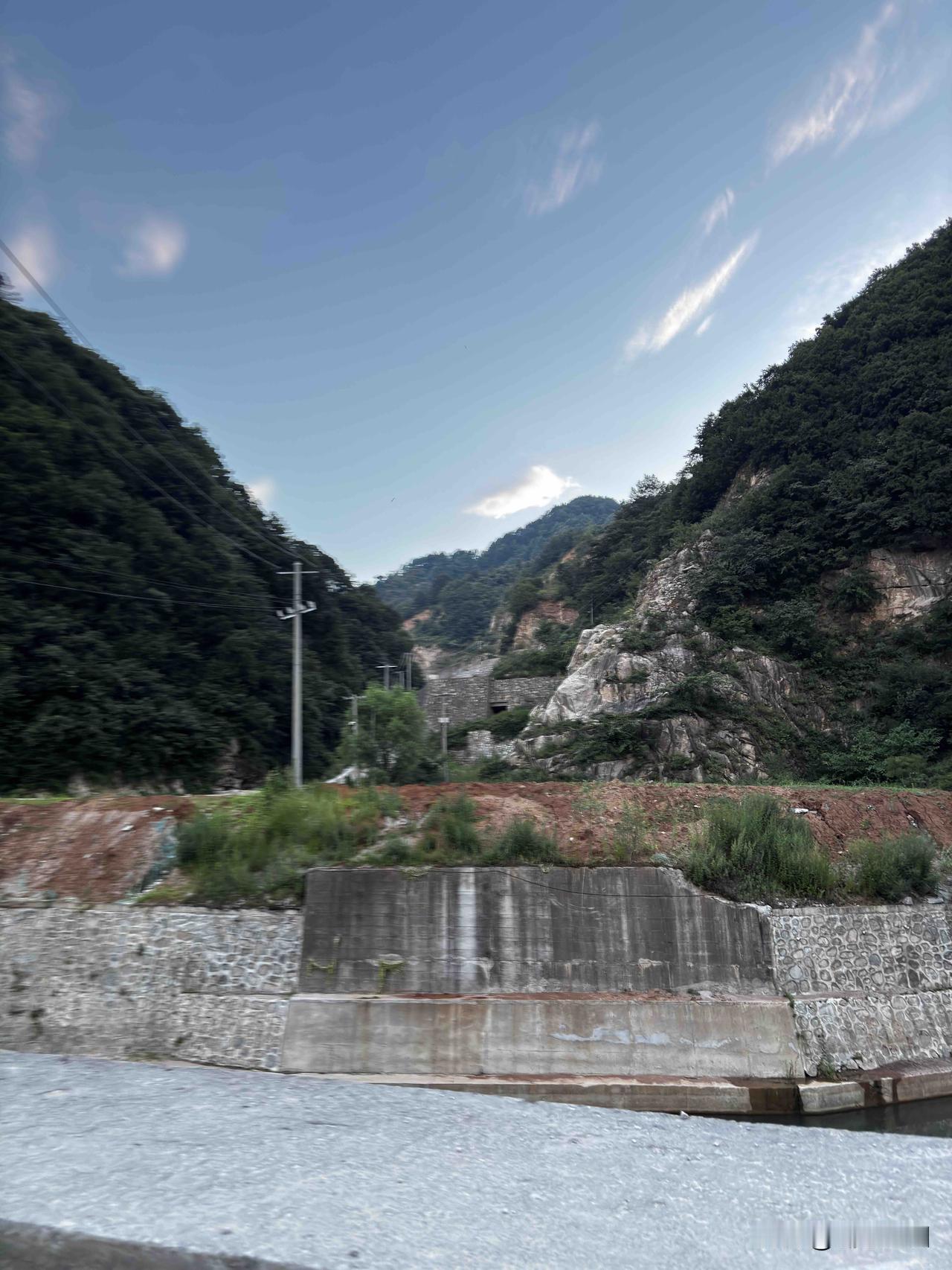 蓝田辋川天井村这条路，地图上显示可以通到滲金庙村，几年前从西村上来到天井村，从图