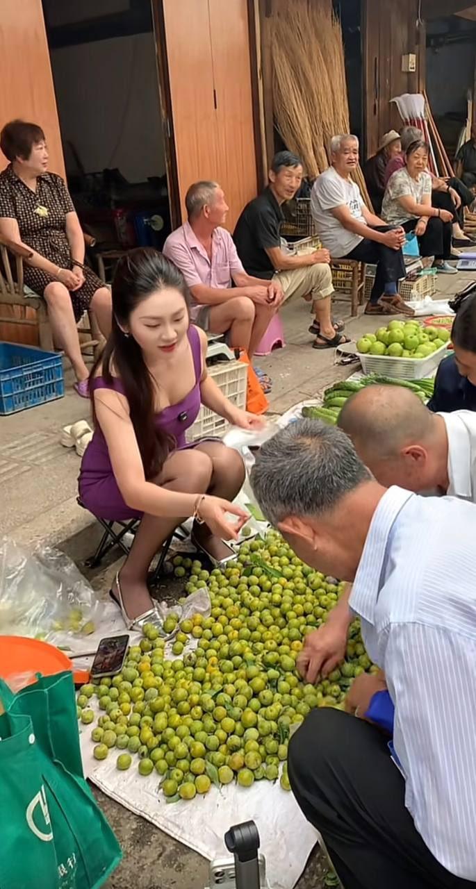 最近李子大量上市，
特别是脆青李，又甜又脆。
大爷们扎堆去小摊上买，
卖李子的老