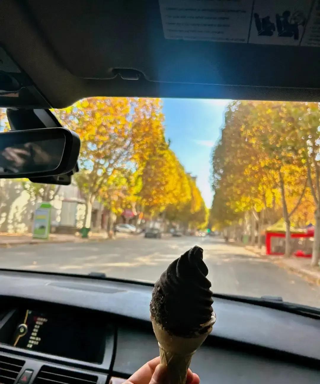 午休后开车去工厂，老婆突然点名要火炬雪糕，理由只有一句不吃就不开心。
我嫌路边难