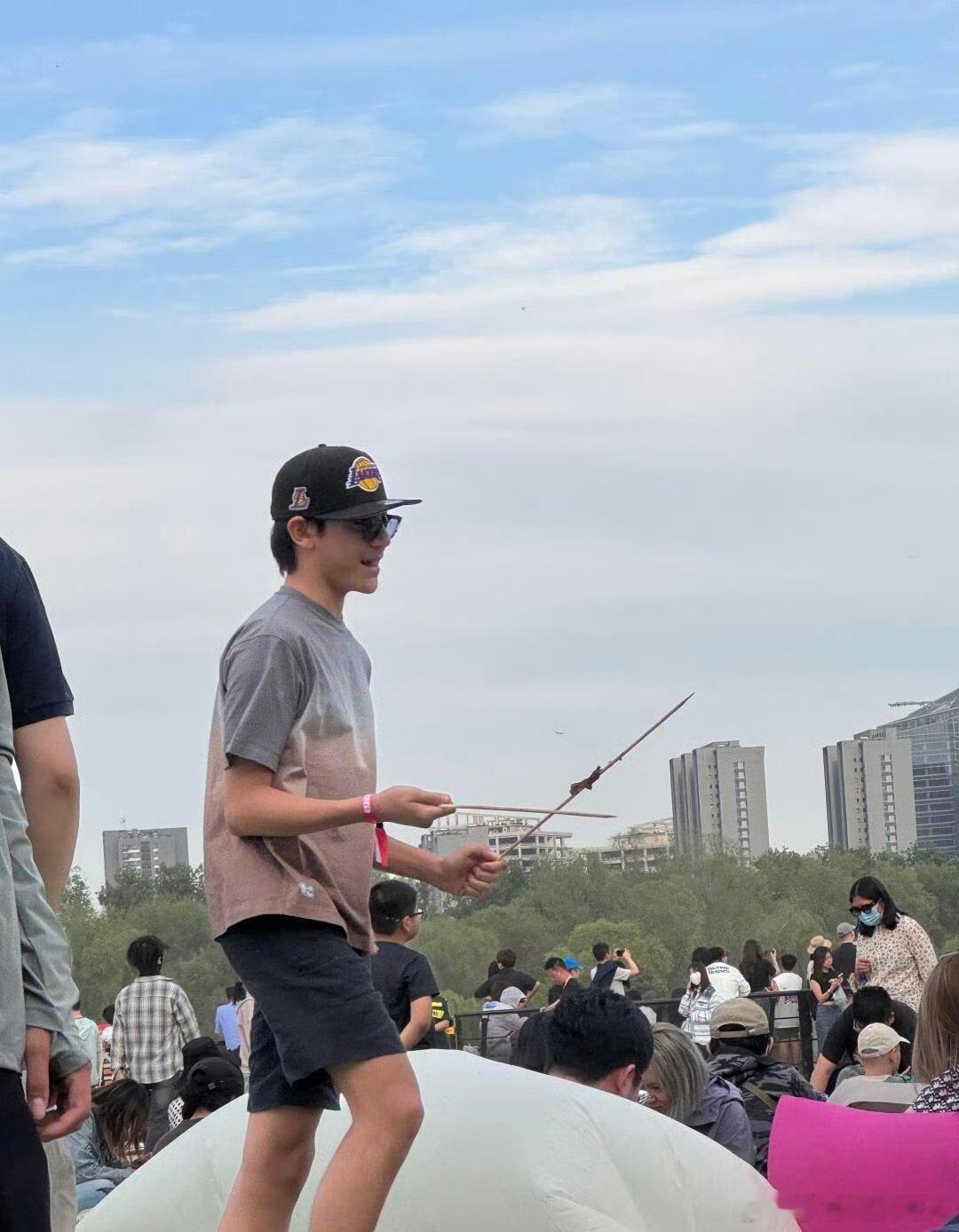 诺一霓娜现身音乐节诺一霓娜去了音乐节 有网友在某音乐节现场遇到了诺一和霓娜，两个
