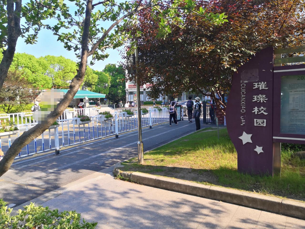 13岁的儿子，今天上学半天，中午12点后学校就放假了，我问他开不开心，他说:过六