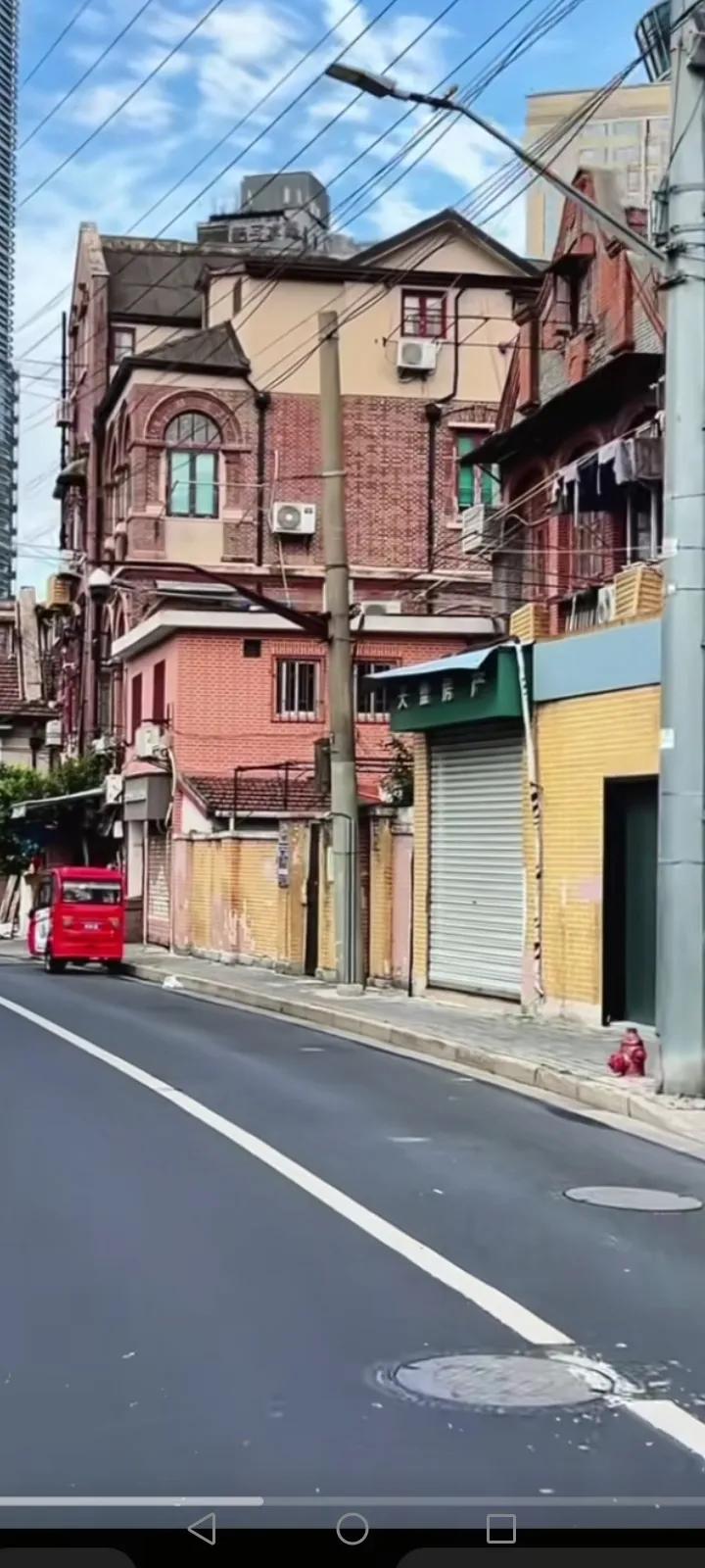 上海浦东虹口道边的老西洋建筑