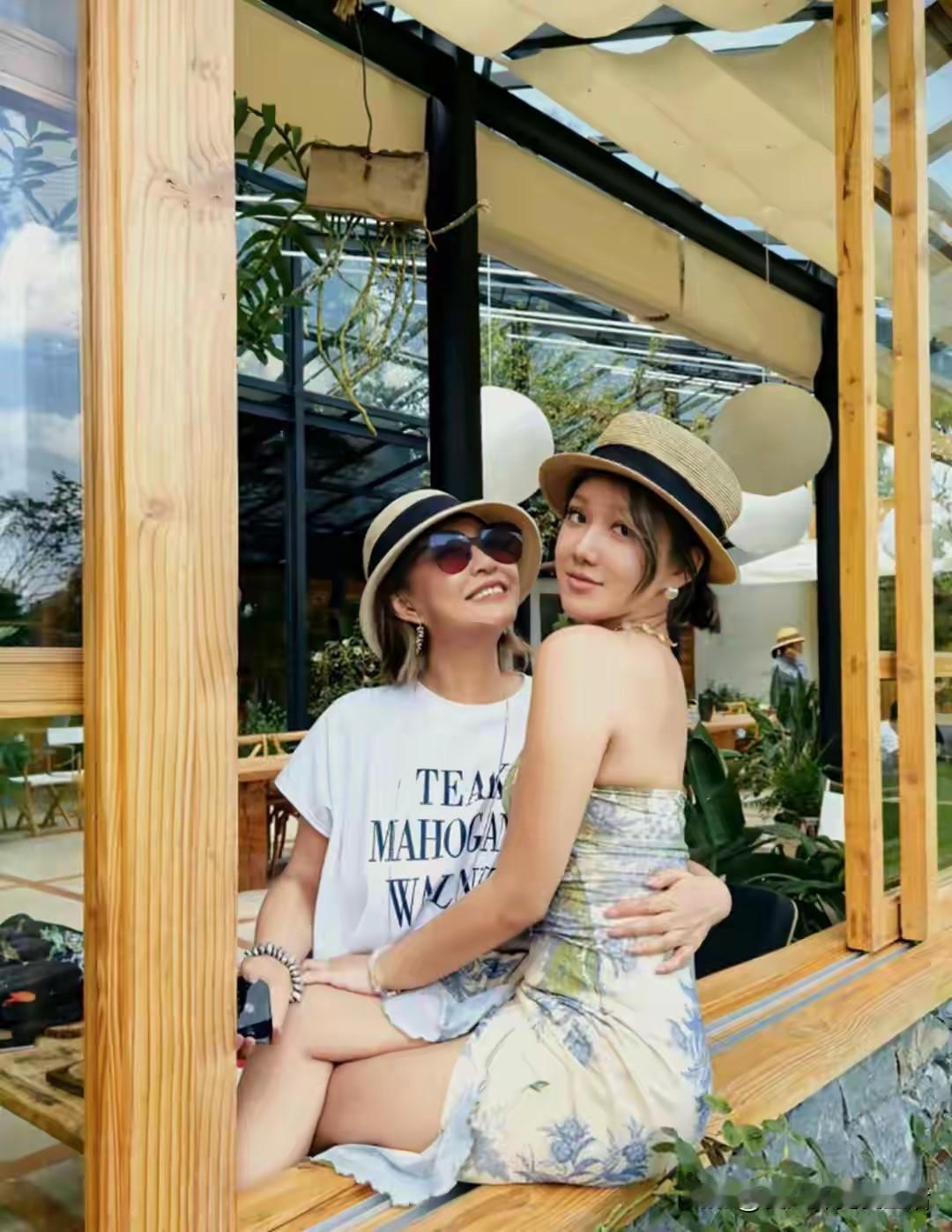 李静和女儿国外感恩节度假，开开心心就像姐妹花。
老公黄小茂依然没有出现在镜头里，