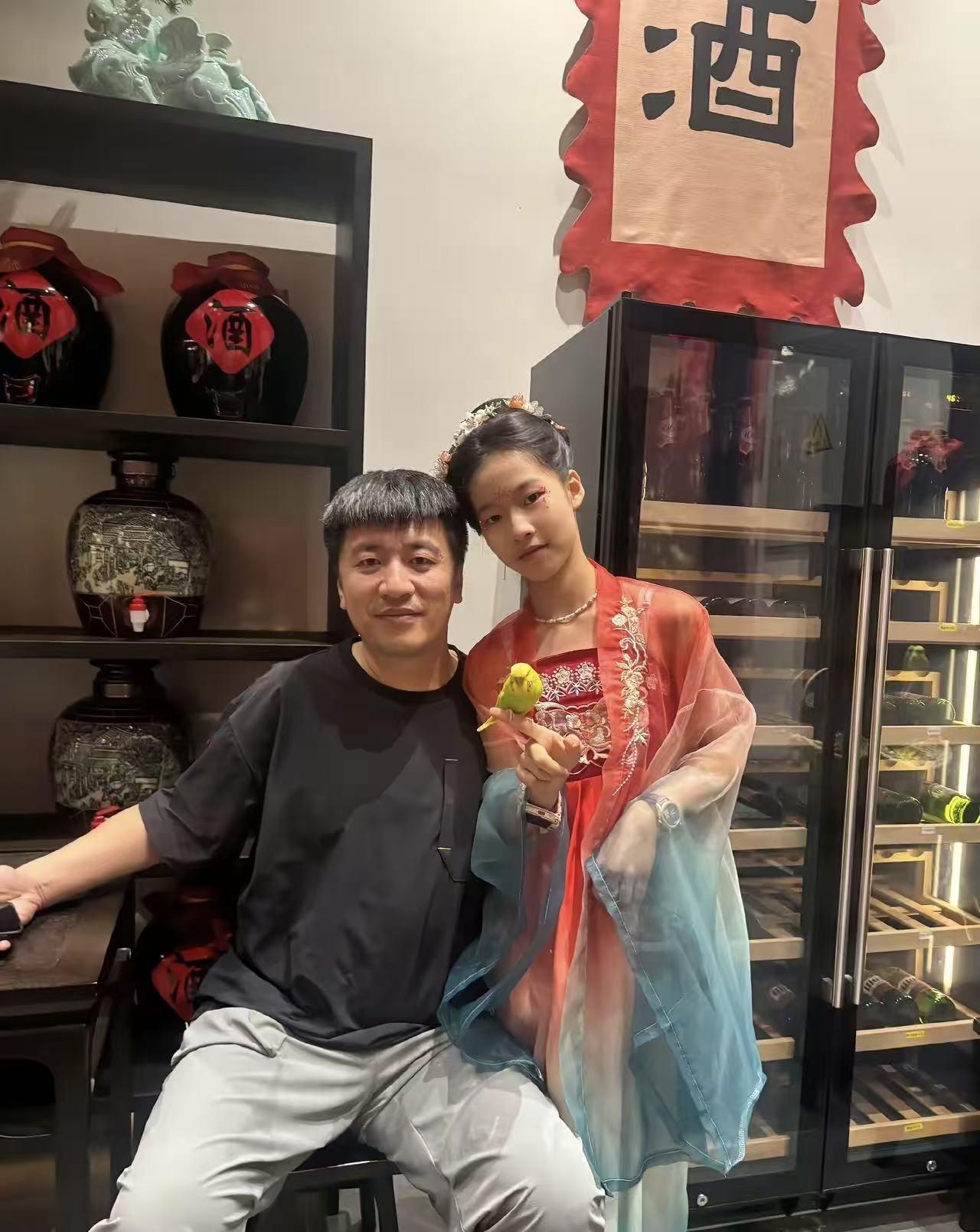 泪目了！张雪峰去世后，6月24号是他女儿的生日，公司门口摆放了很多花束，有送给张