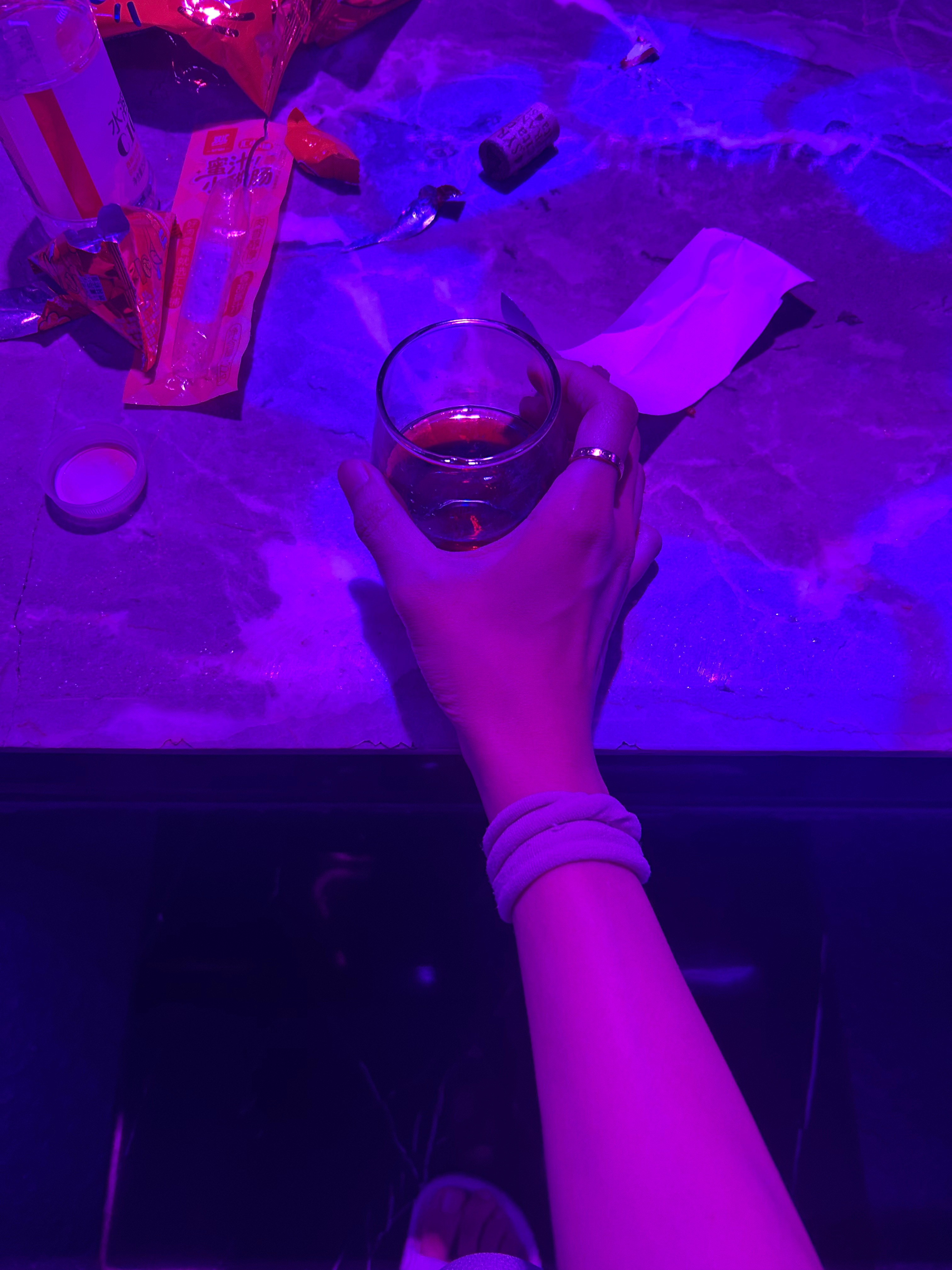 刚满18的学生和我说想喝酒于是带他尝了一下成年人的快乐水，两杯红酒就说头晕，刚到