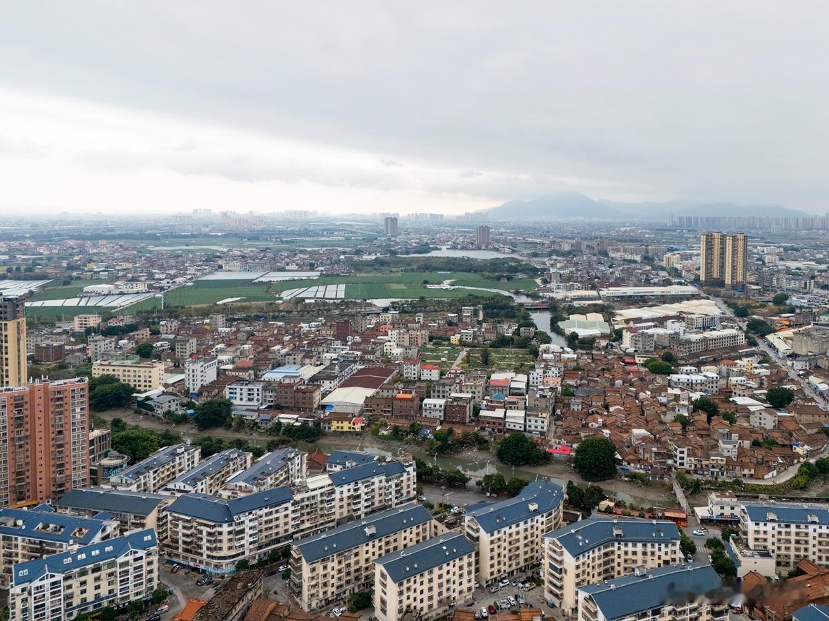 小县城的房子为何卖的这么贵？到底被谁买走了？

来源:民生身边事

过去20年，