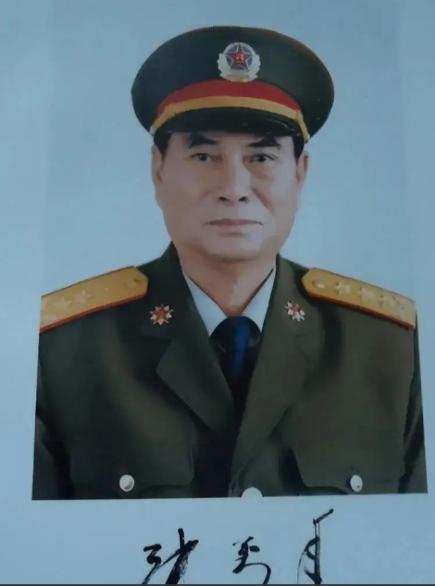 1996年，山西某部队食堂。一位干部喝得醉醺醺，当着中央军委副主席张万年的面，讲
