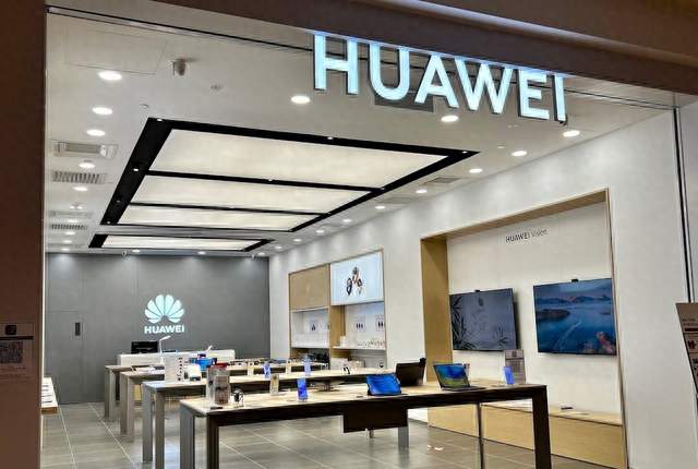 华为Mate90真机现身门店，麒麟9050 Pro配置终于看清