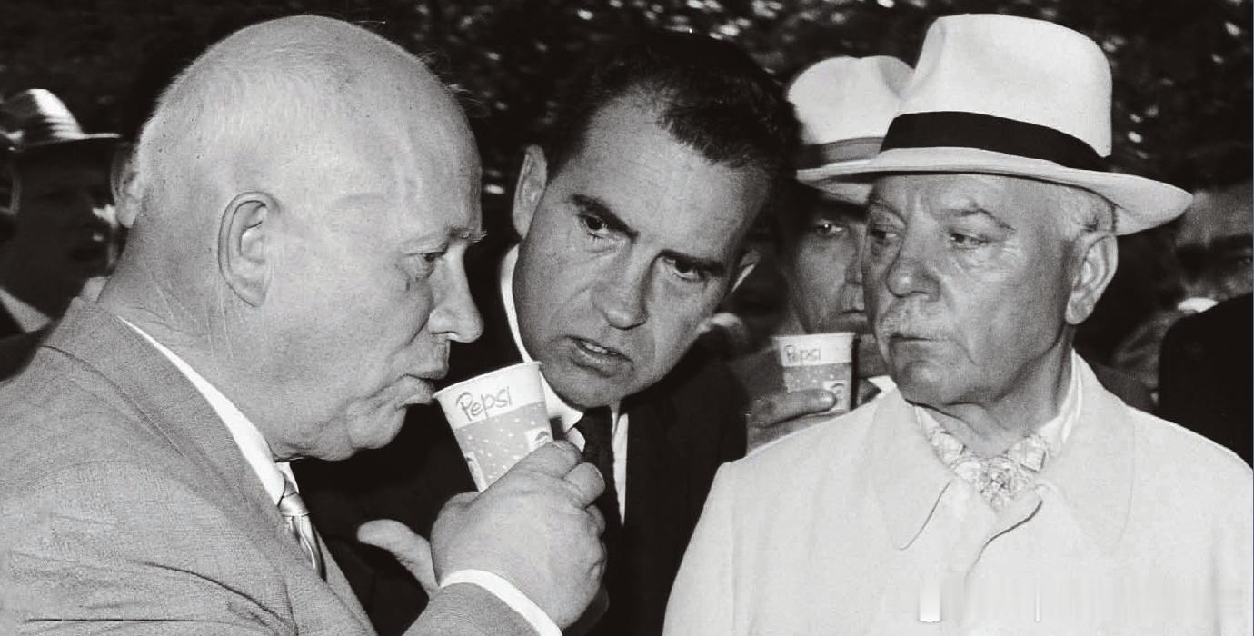 1959年7月24日美国副总统尼克松（中）在莫斯科索科尔尼基公园为美国国家展览会