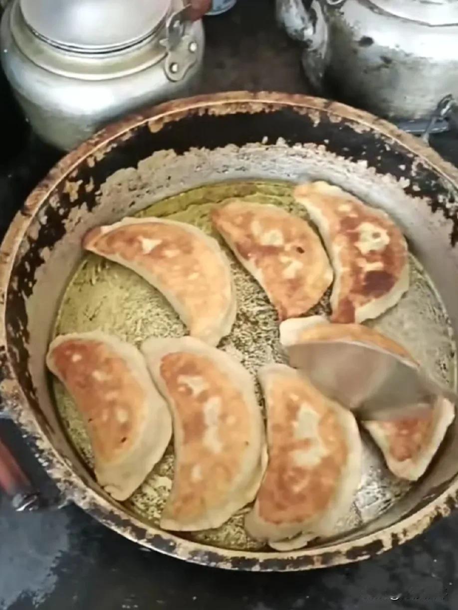 尴尬了！女生第一次跟男朋友回家，发现他妈妈做吃的根本不认识！

近日，甘肃兰州，