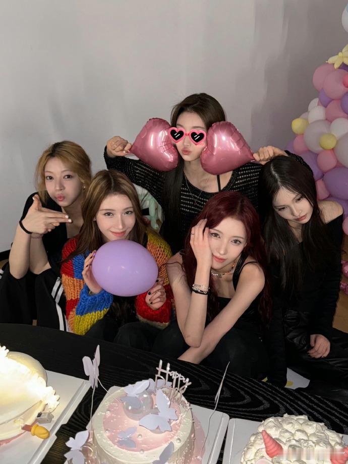 A2OMAY拿奖感谢李秀满 这是北美最大亚洲颁奖礼，纪念亚裔艺术贡献，连姚明都在