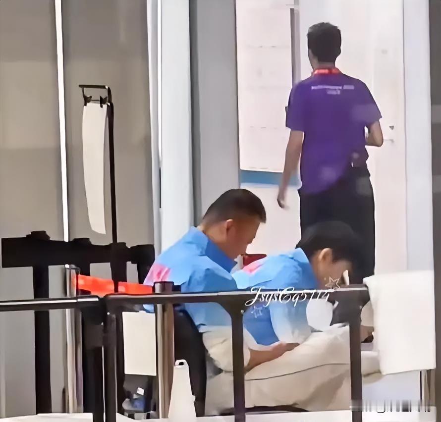 我去，莎莎今晚还用休息吗？

昨晚女团颁奖结束后，
莎莎被抽中了，弄完结束就已经
