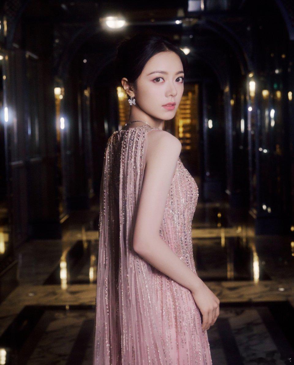 赵今麦[超话] 诶我宝宝你这大眼睛真的无敌了，特别灵动可爱！还有这套造型，闪闪亮