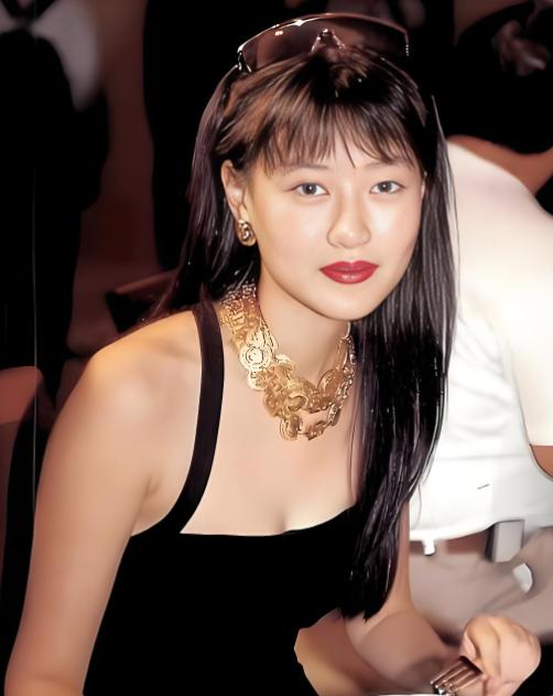 2002年陈宝莲从24楼一跃而下，留下一个才出生20多天的男婴，葬礼上，曾志伟和