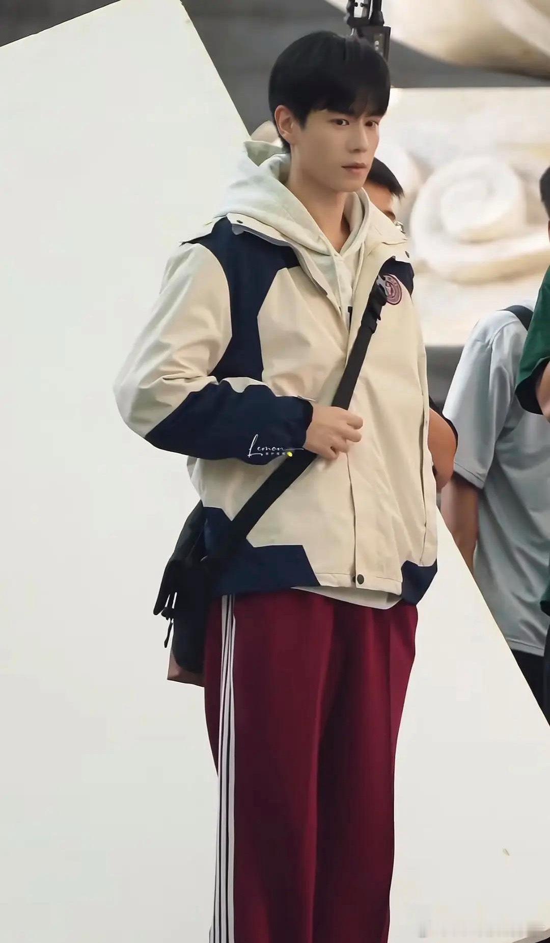 胡一天怎么还在演校园剧啊！他93年的吧，你们觉得违和吗？ 