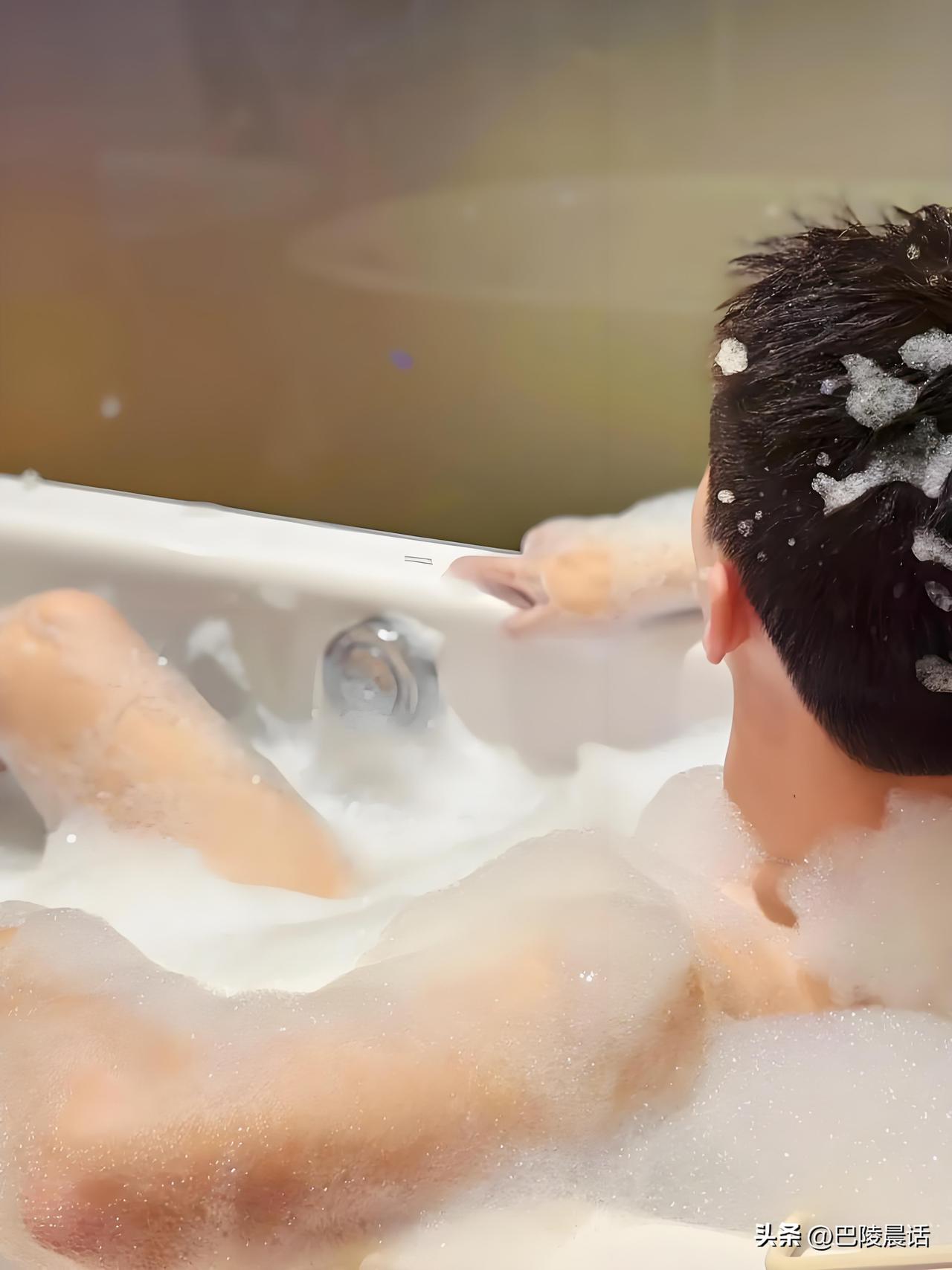 昨天晚餐时，朋友胡先生红着眼眶，哽咽着讲了一个让我久久无法平静的故事：
 
我有