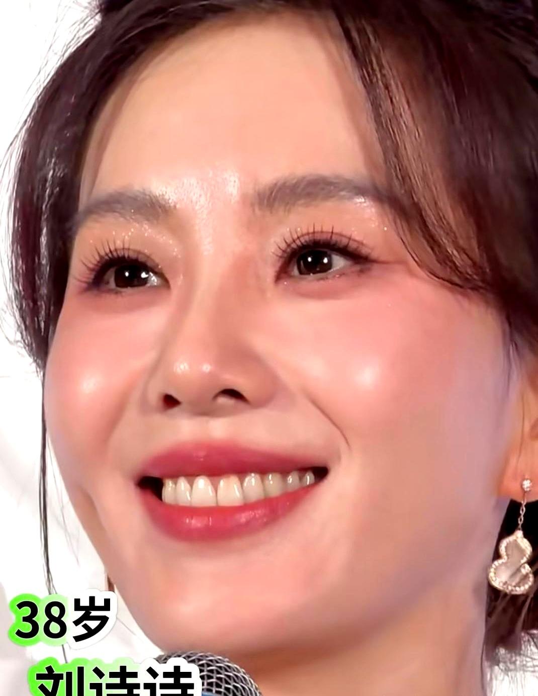 38岁刘诗诗这状态也太绝了吧！
 

眼瞅着同批的好些人，要么硬撑着少女感脸都绷