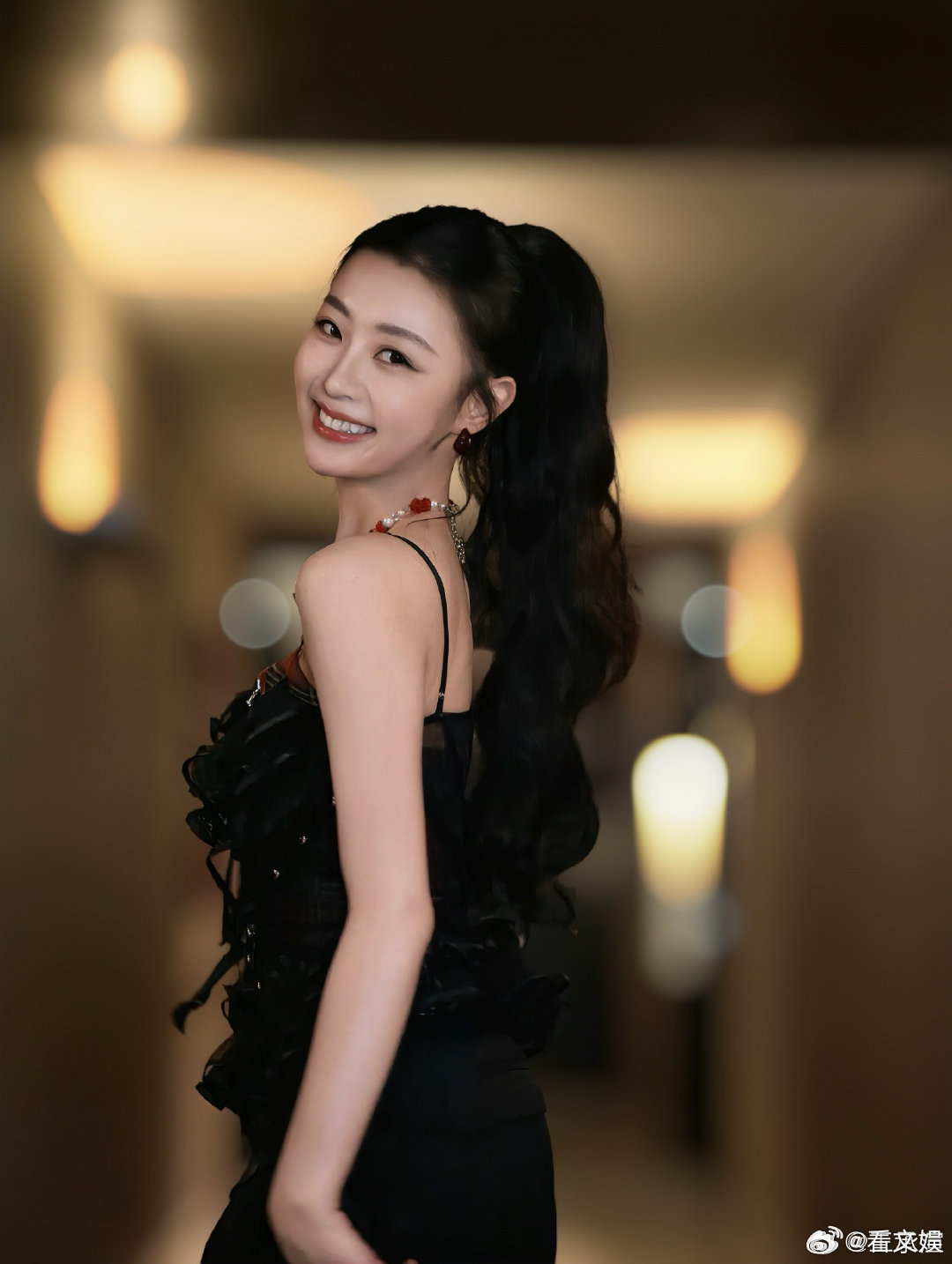 王承渲回归王承渲红毯状态谁能不被红毯上的王承渲惊艳，利落高马尾衬出优越肩颈线条，