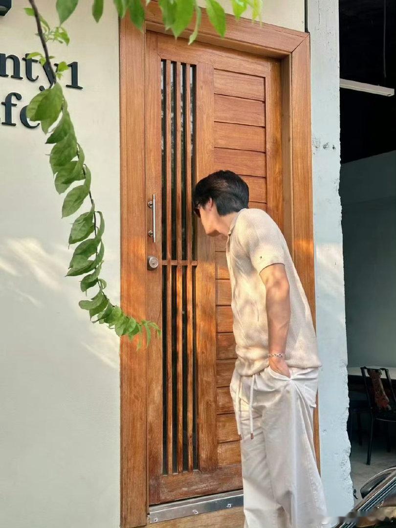 gemini诺拉维戛纳红毯首秀 谁被诺拉维红毯造型帅到了？少年感与绅士风无缝切换