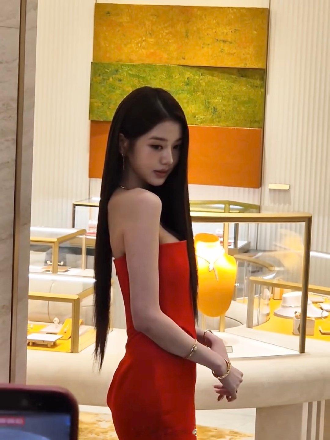 张元英红裙黑长直 张元英宝格丽活动图 明艳红裙+黑长直，张元英把高贵优雅焊在身上