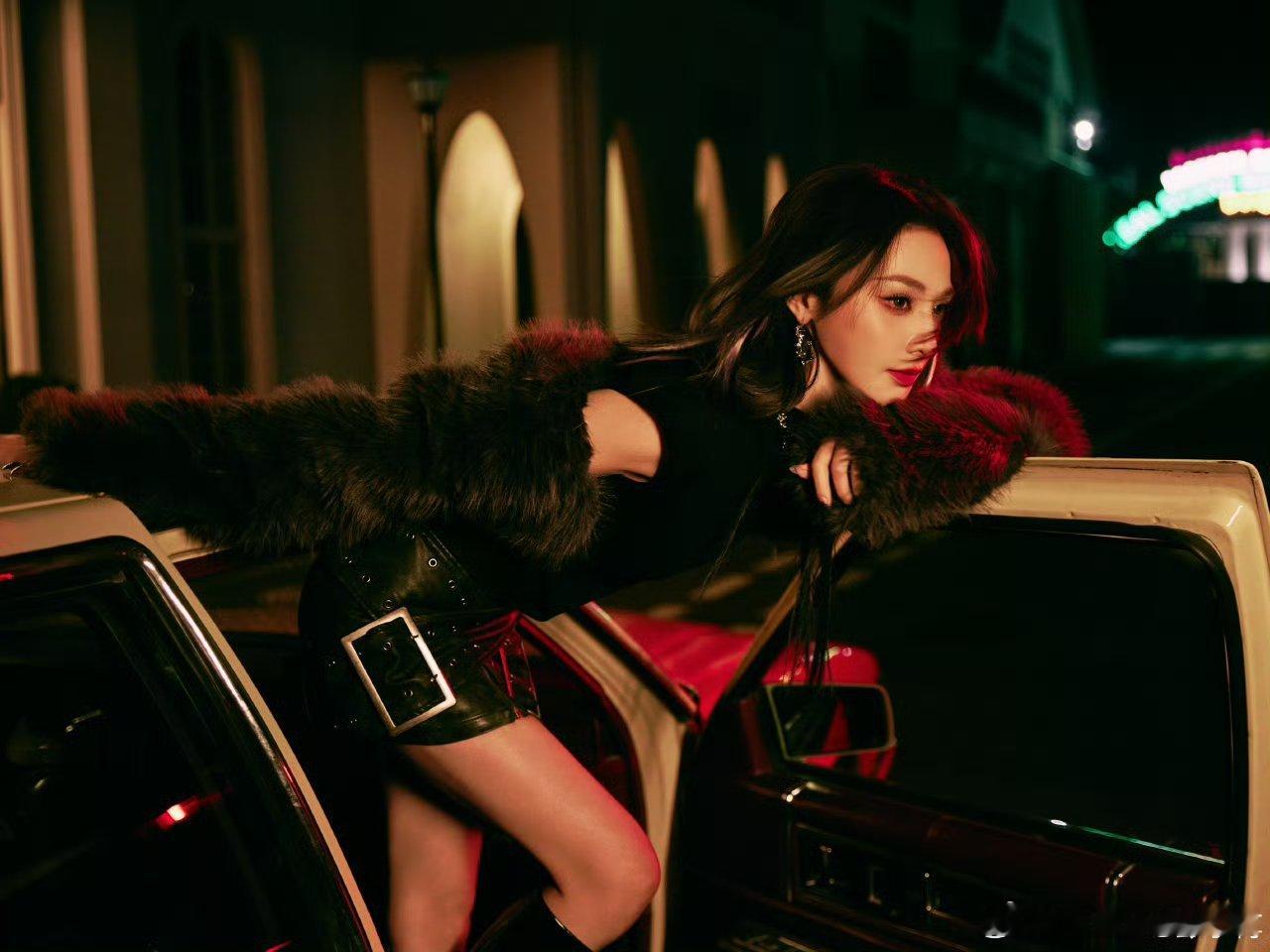 彭小苒镂空连体衣辣成啥了救命！彭小苒的镂空连体衣造型也太会了 辣成啥了