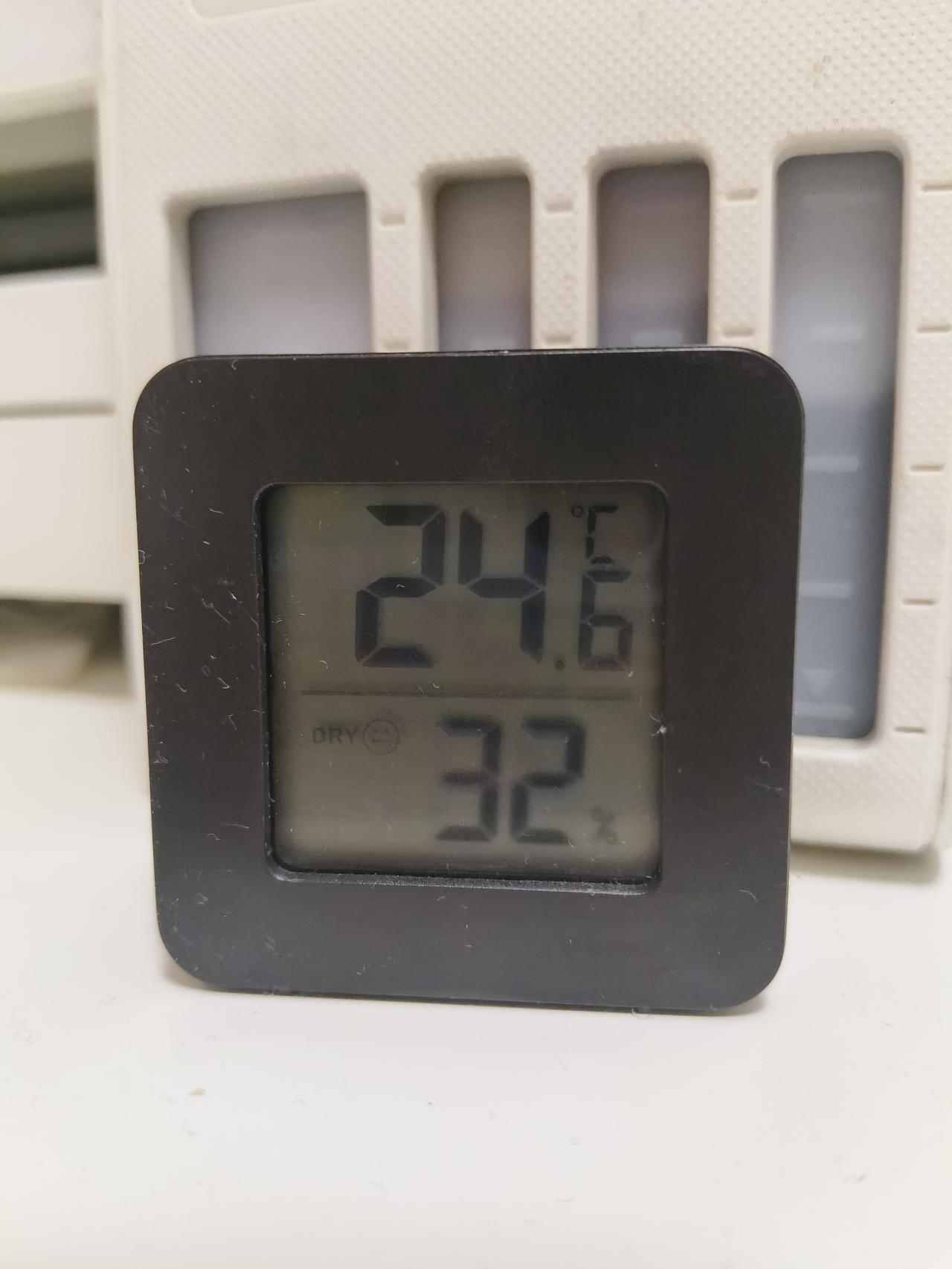 早上睡醒了，拍一下实时的温度和湿度。
温度24.6，湿度32，
这个京东上一分钱