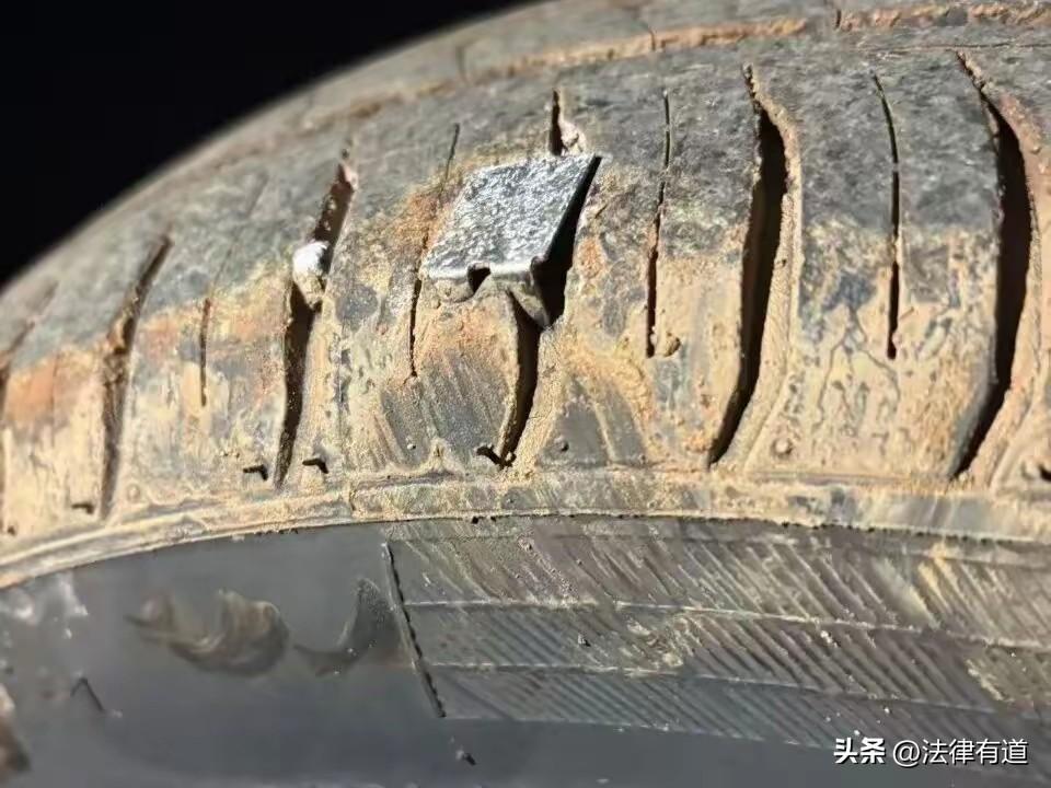 为一己之私，黑车司机往道路上抛撒铁钉，险酿惨剧，14名黑车司机被一锅端。

昆明