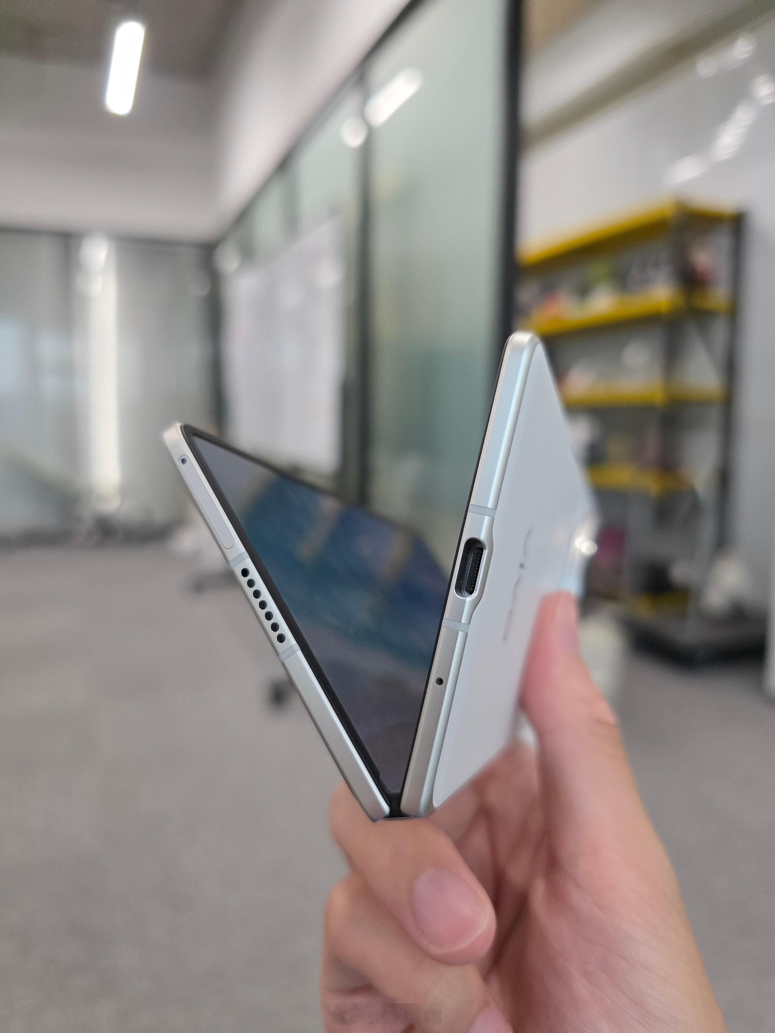 vivo X Fold5真的挺薄的，经常用着用着就忘了它其实是一台折叠屏，合上用