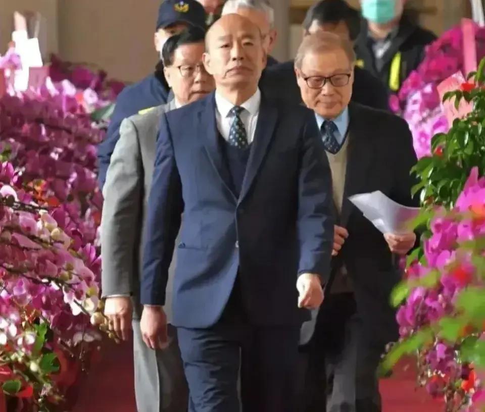 韩国瑜这派头可以说是扬眉吐气了