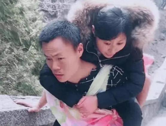 2008年，山东21岁女孩为私奔摔成截瘫，父母放弃，男友不顾反对娶她为妻，10年