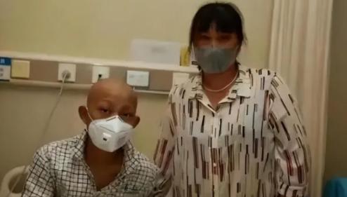 2007年，在黑龙江哈尔滨，一位21岁女生无偿捐献骨髓救助了一名白血病男子，捐赠