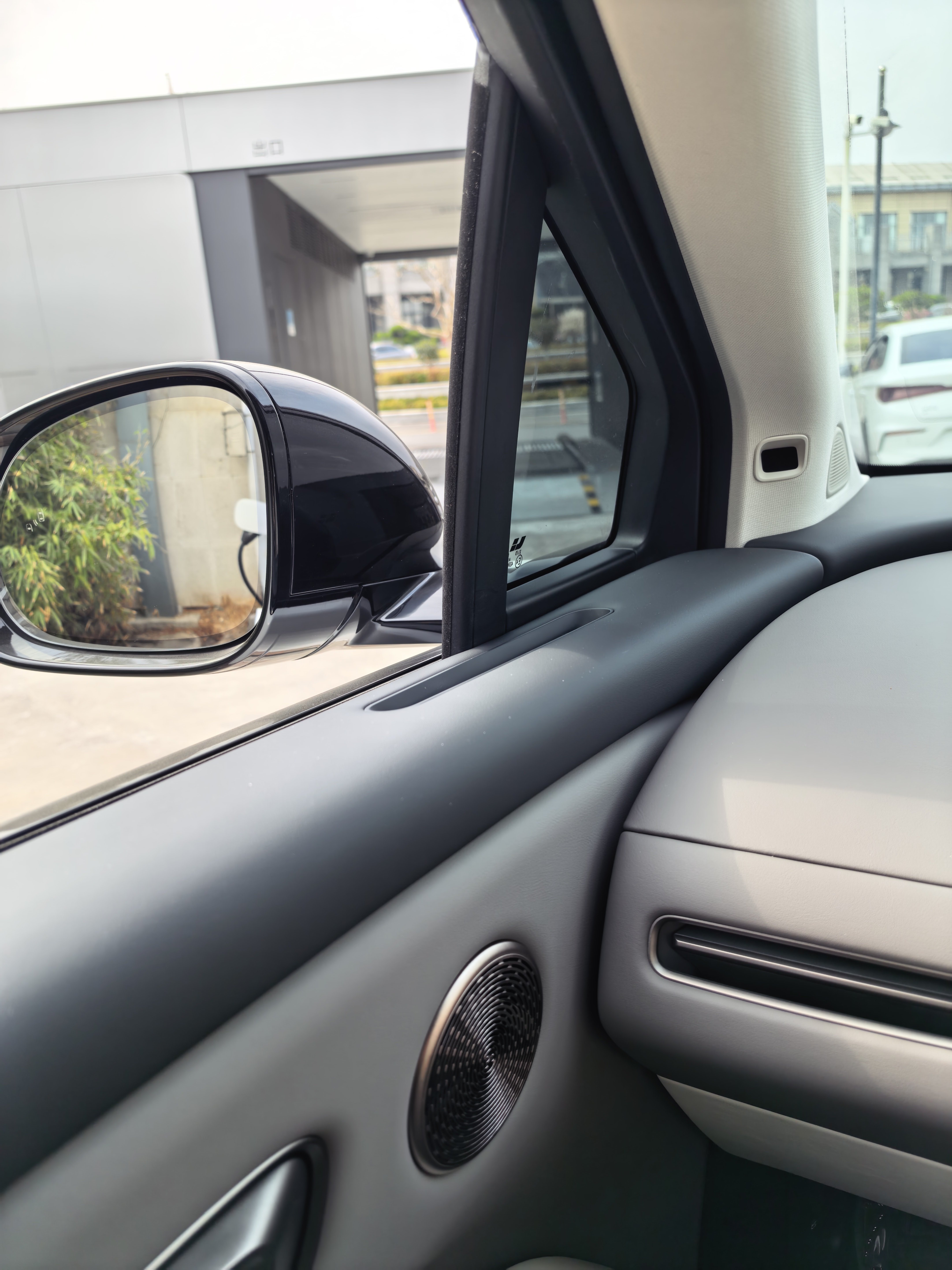 说实话，我每次开理想i8 都会感慨理想设计的高质感。这是我近几年唯一一辆贴了车衣