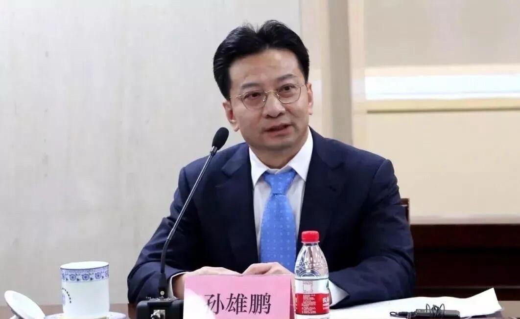 孙雄鹏卸下兴业银行副行长一职。
这位60后高管深耕兴业多年，属于体系内元老，泉州