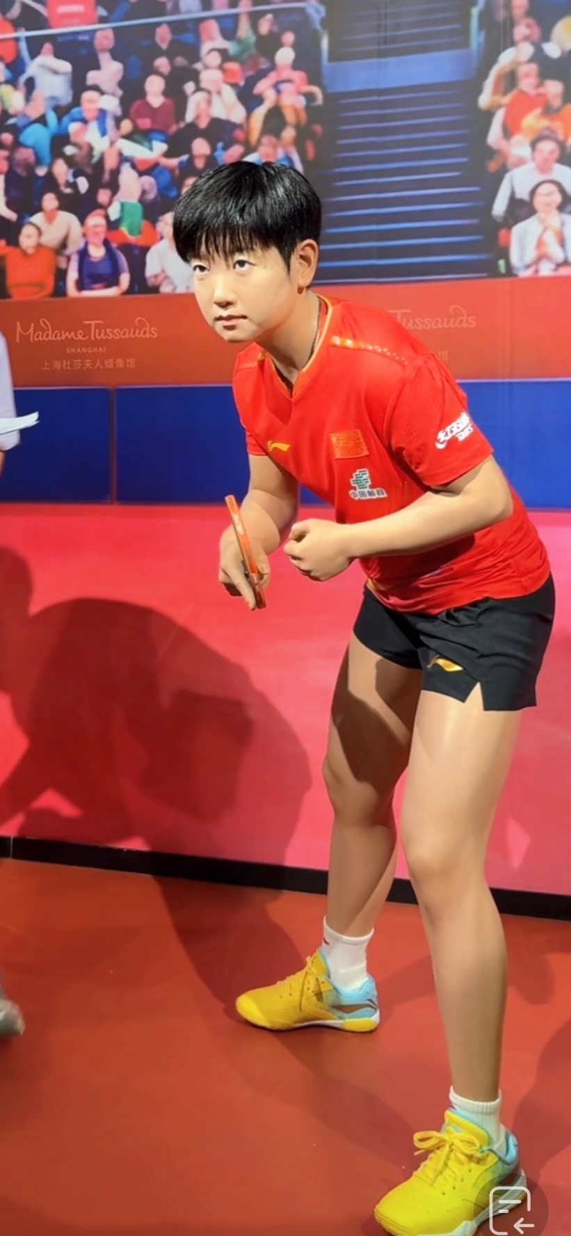 孙颖莎蜡像入驻上海杜莎 hello  打球小莎