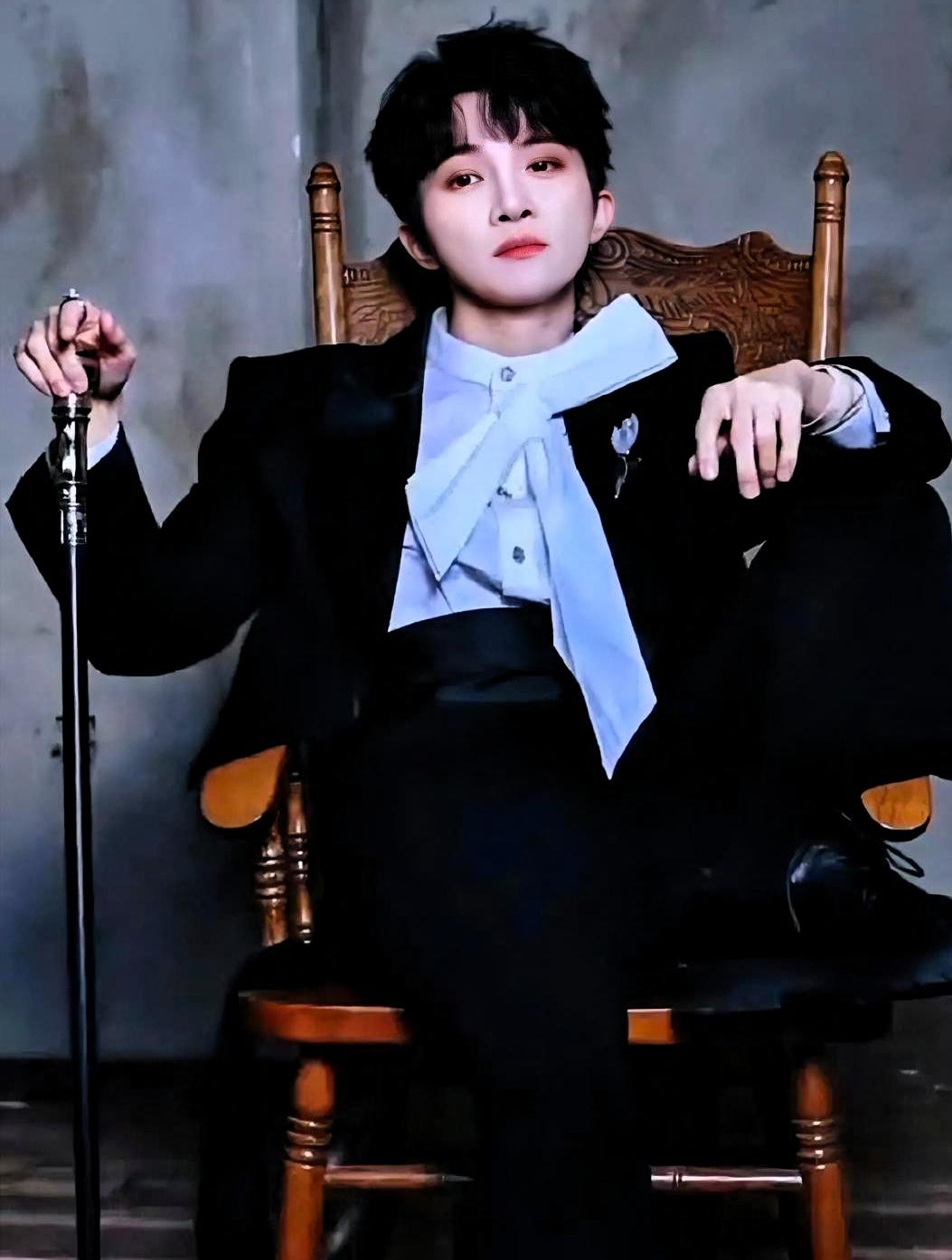 周深现在站在舞台上光芒万丈，谁还记得他曾差点再也唱不了歌。
 
那段时间他声带出