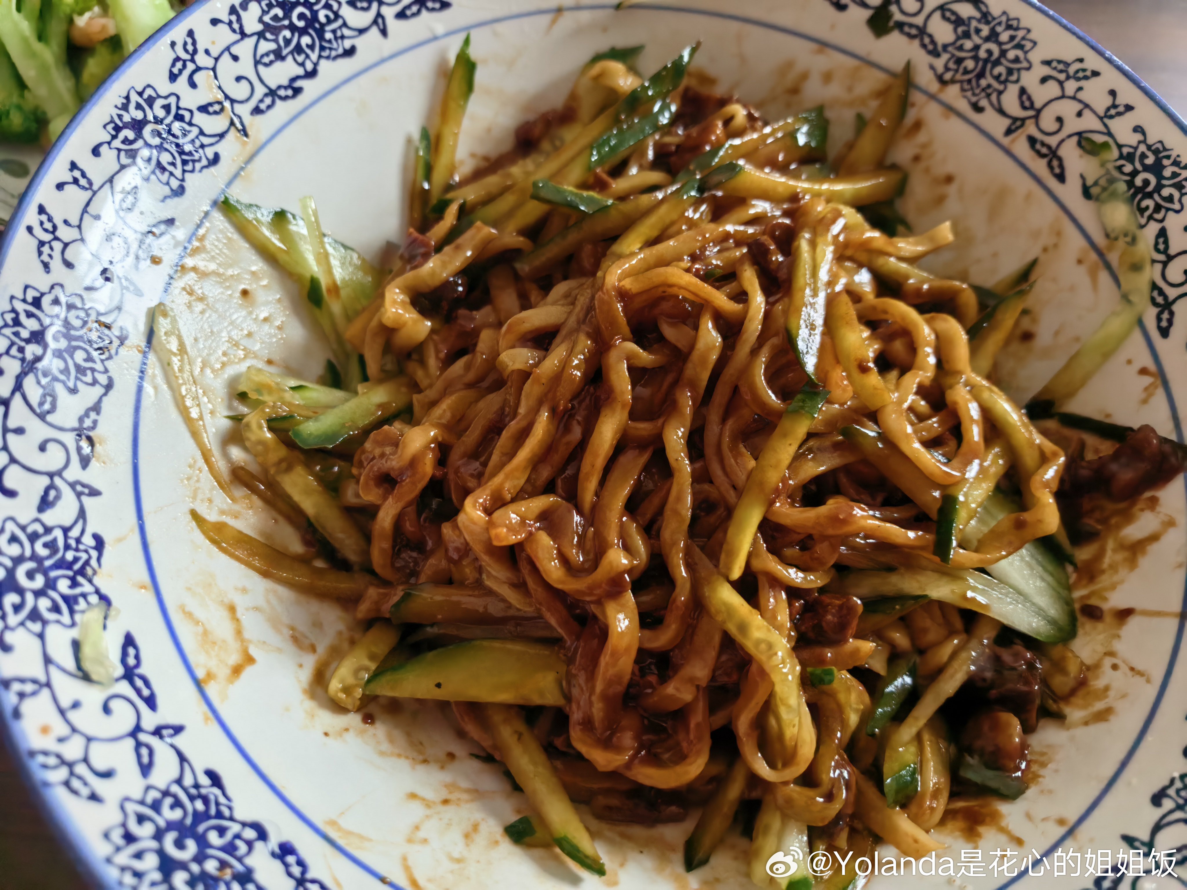 今儿的午饭～我妈巨乐儿，我手术完食补，她也补。我吃什么，她也给她自己来一份儿，甚