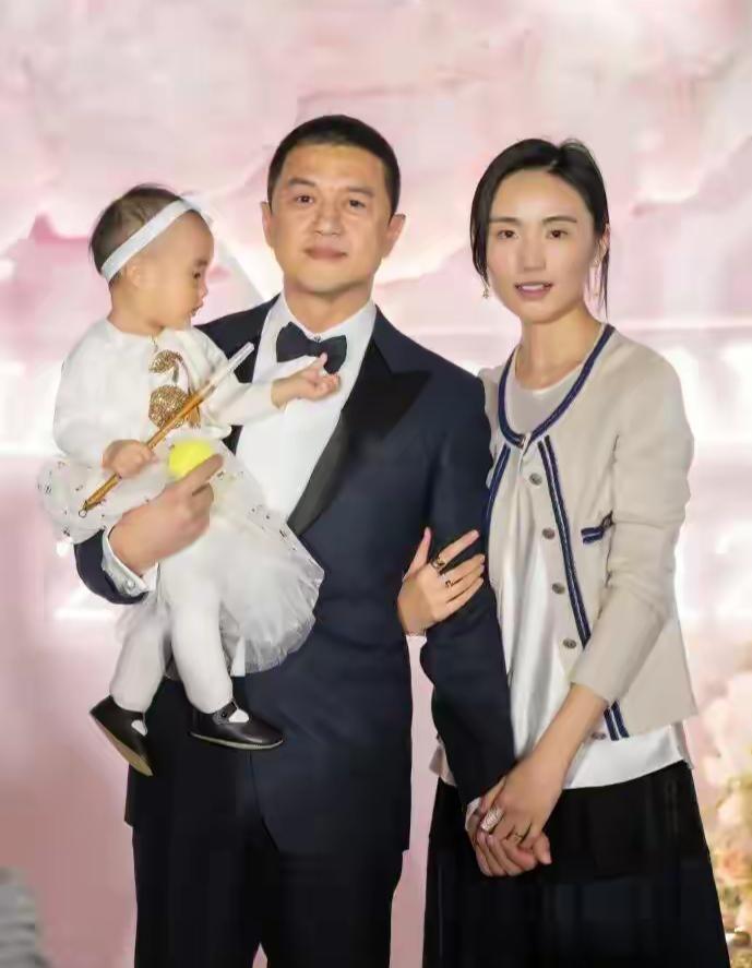 最近，李亚鹏疑似复婚的话题持续霸占热搜，有网友拍到他和前妻海哈金喜结伴外出的画面