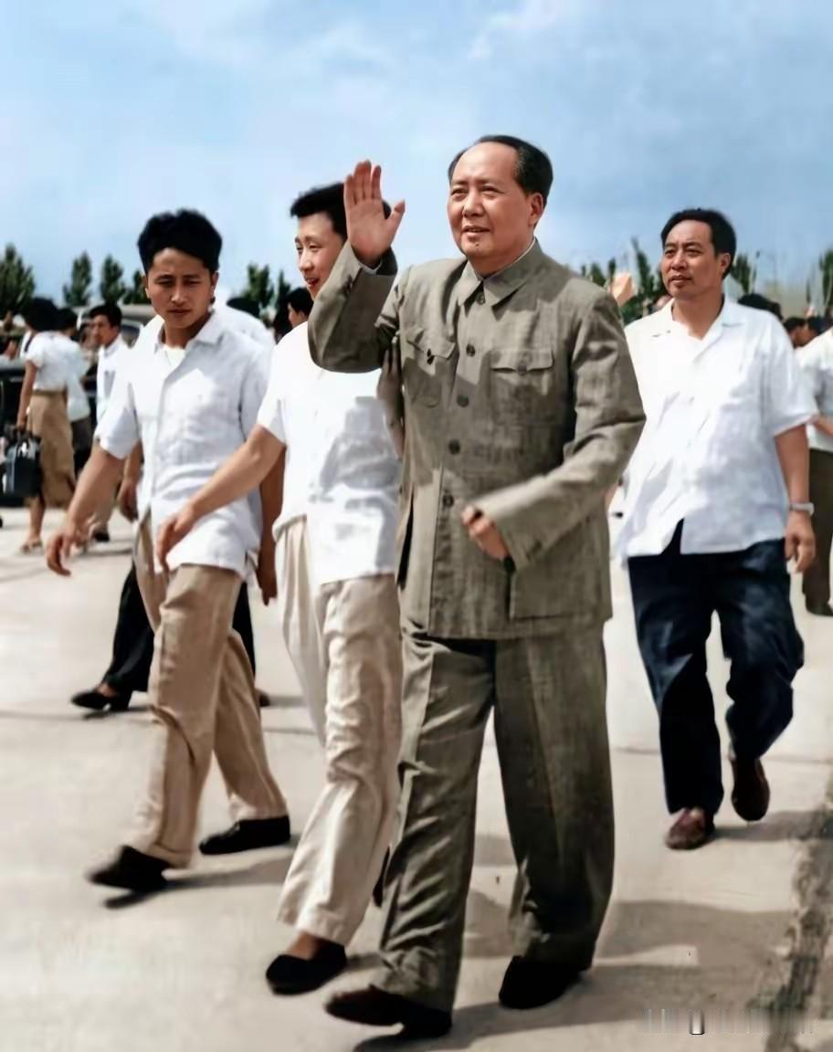 毛主席向人民招手[祈祷][祈祷][祈祷]举手投足间尽显伟人风范！
