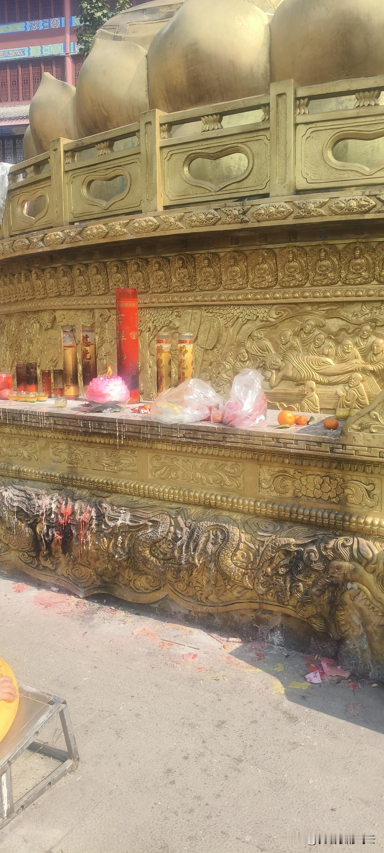 其次，不要网贷不要赌博，这是最基本的底线不要去触碰，做一位懂事成熟的正常人。
