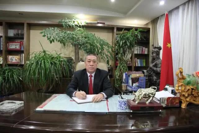 都说河南矿山郭总监的腿，永远也跟不上崔老板的嘴。这一幕已经成了大家每年都要等着看