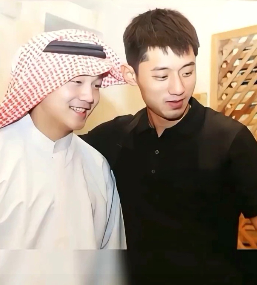 国乒2015年迪拜世界杯团体赛夺冠后，刚成年的咚咚和大自己八九岁的哥哥们玩心大起