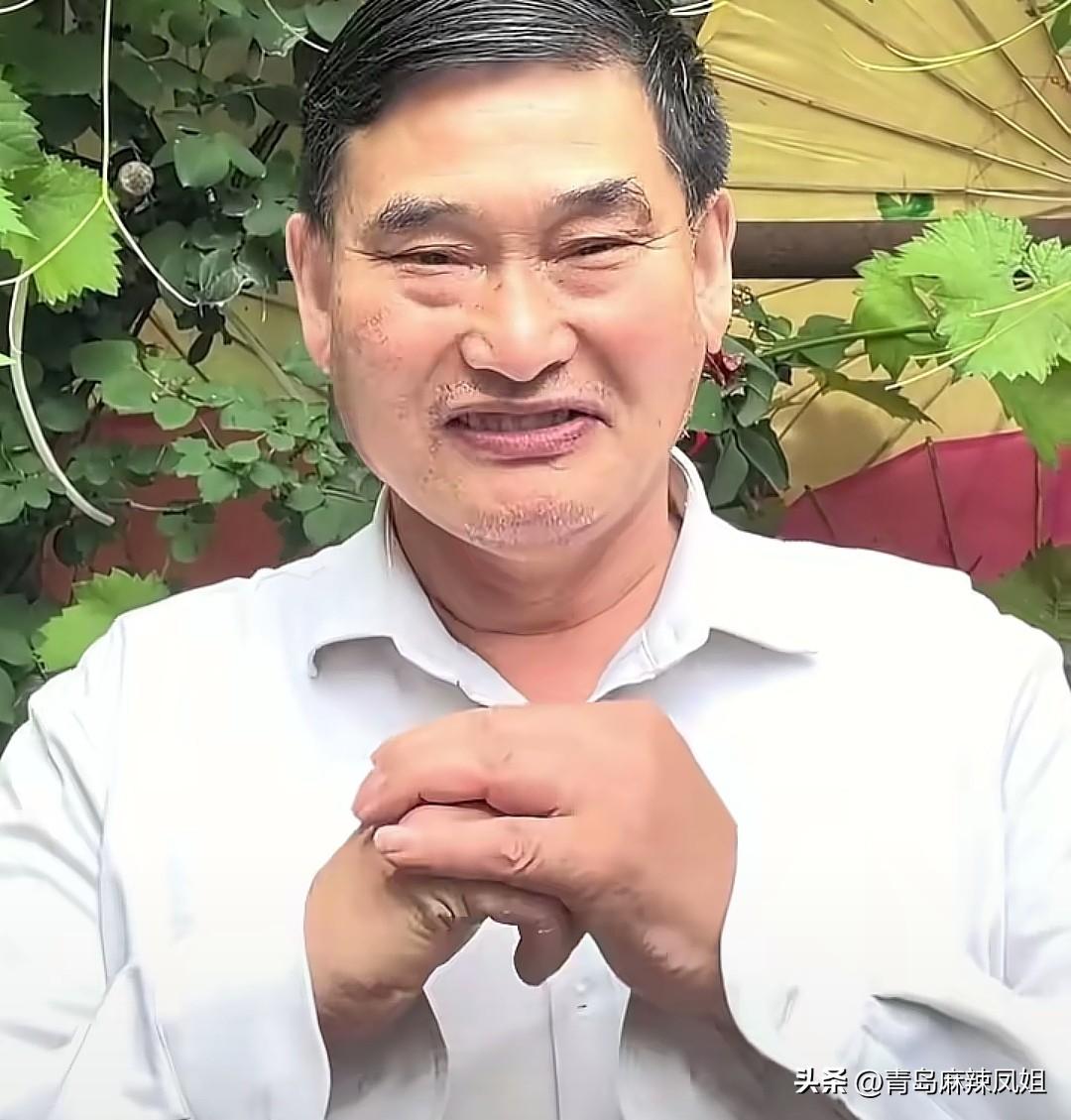 炸裂！大衣哥空降鲁超夜场，菏泽主场嗨翻了。
5月23日晚，齐鲁超赛第四轮，菏泽曹