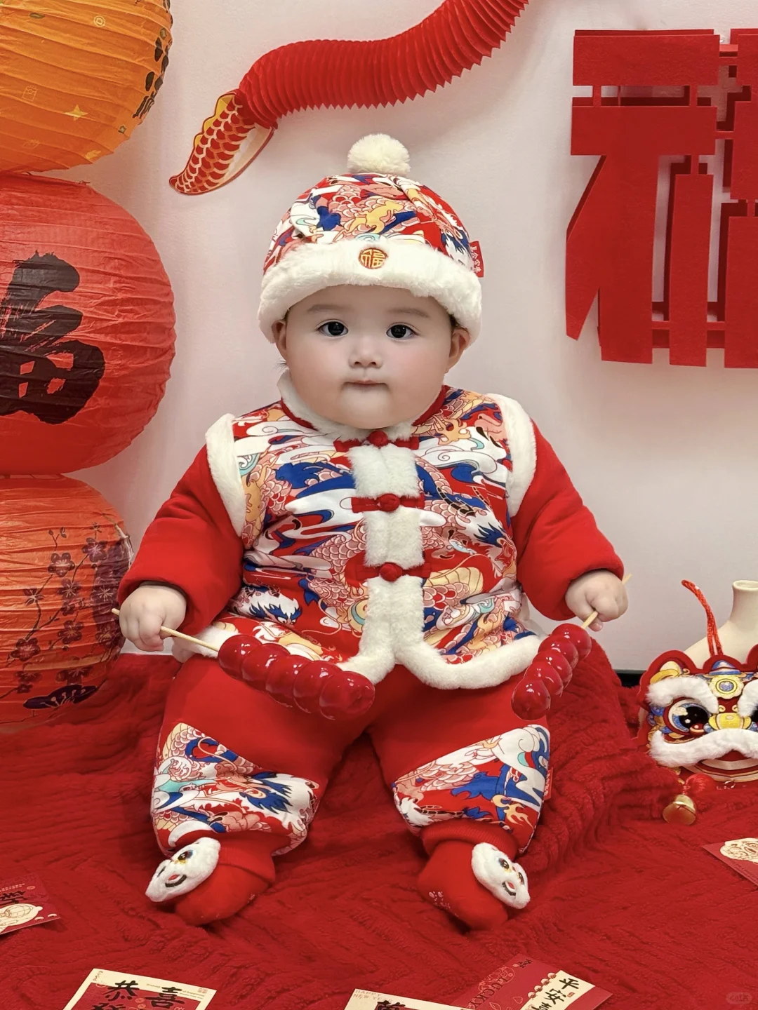 这是谁家的小年画娃娃呀？收到新生礼了