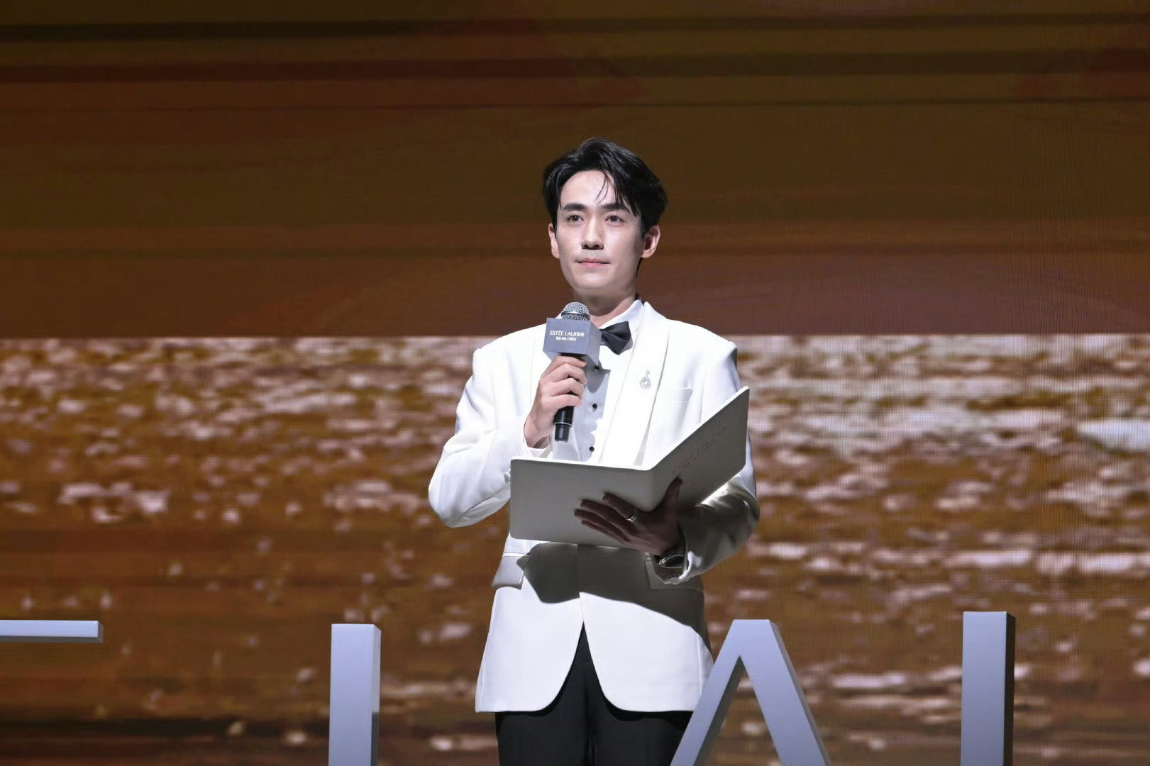 朱一龙白月光在身边白月光为媒，近距离邂逅朱一龙。他的声音穿过旋律，在耳畔轻轻回响