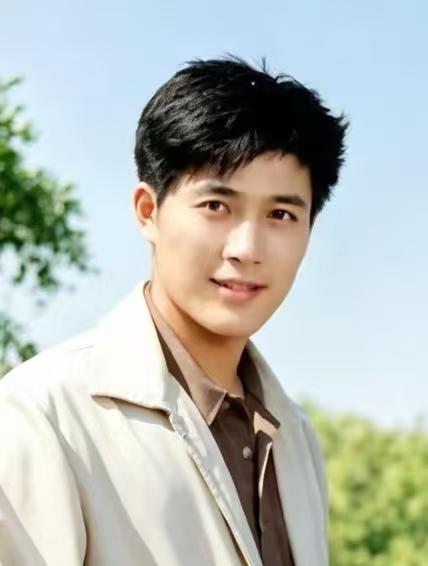 他是上世纪八十年代，上影厂的当家小生。
1979年凭借《小字辈》革新迷小葛一角崭