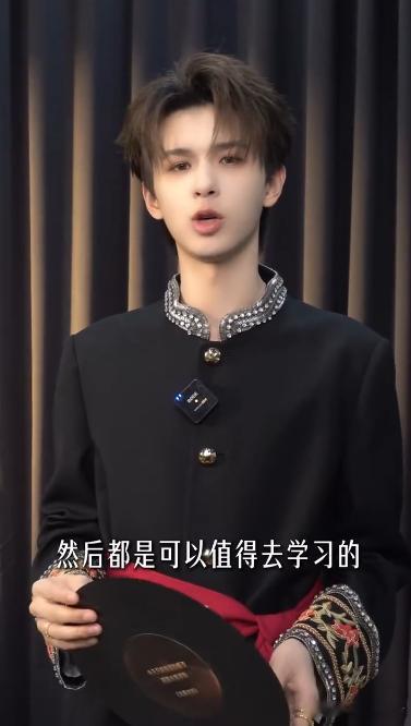 何浩楠提到处处吻嘴角压不下来面对新挑战，他的认真和努力给人无限信心，相信《处处吻