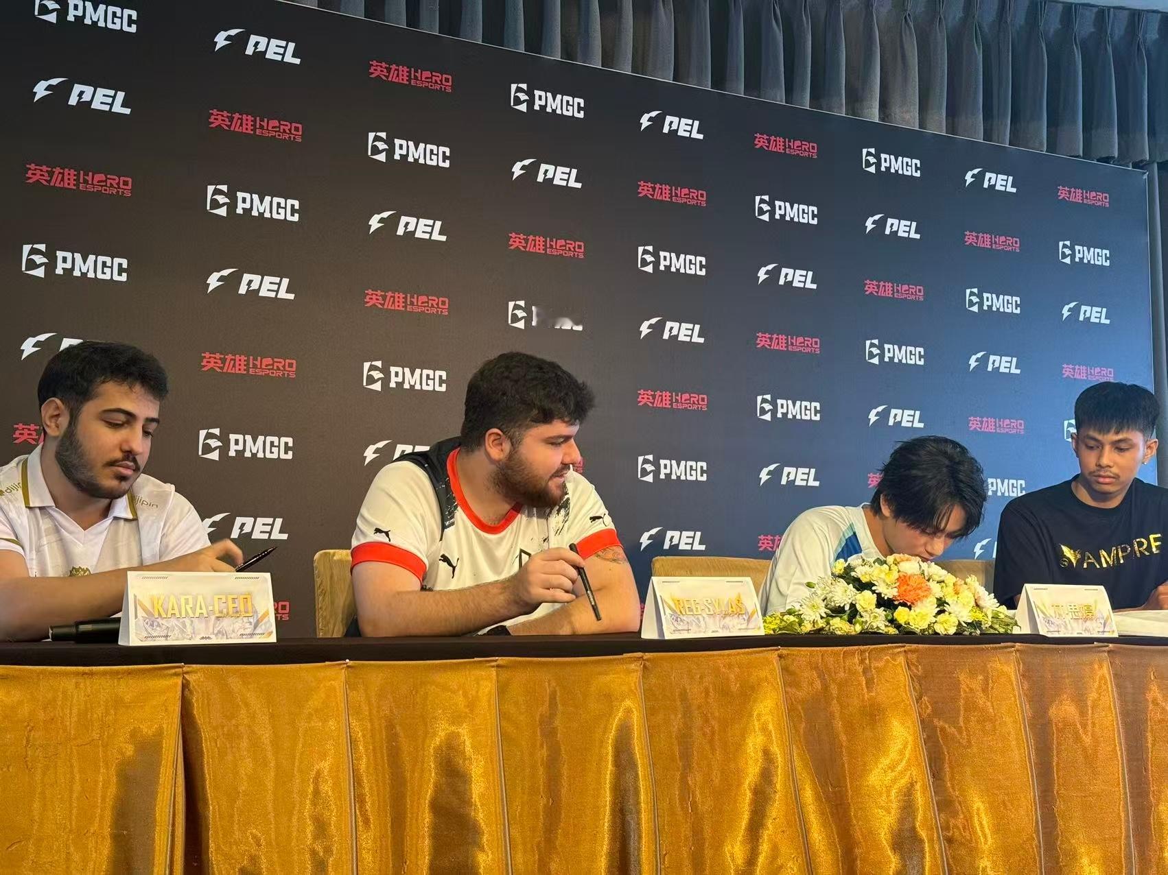 媒体会中华文化传递全球总决赛媒体日 和平精英世界赛媒体日，选手们拿着国产元素合影